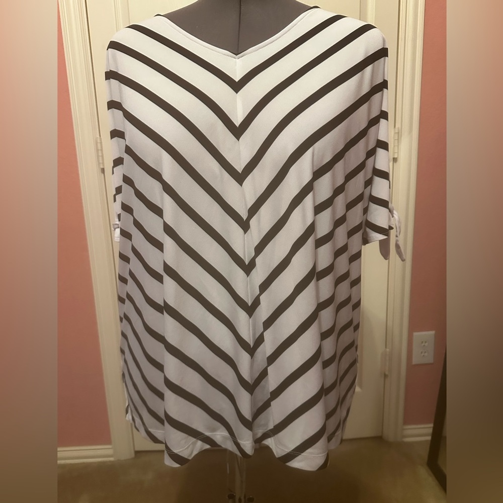 Croft & Barrow Black and White Chevron Top
